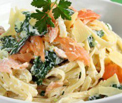 Fettuccine con salmone affumicato, ricotta, spinaci e parmigiano