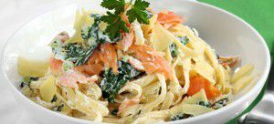 Fettuccine con salmone affumicato, ricotta, spinaci e parmigiano