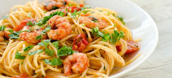 Spaghetti con gamberetti, pomodorini e prezzemolo