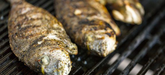 Come cucinare pesce al barbecue