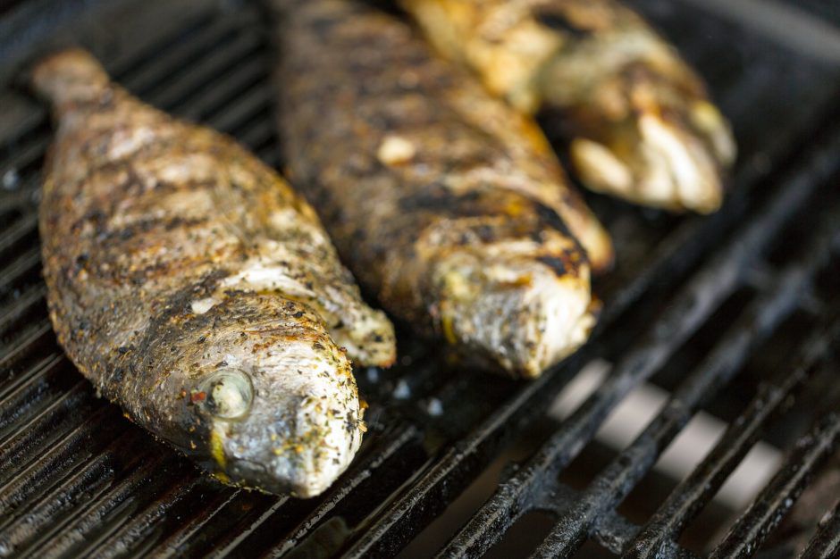Come cucinare pesce al barbecue