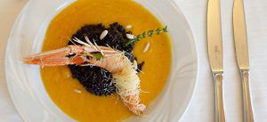 Crema di zucca riso venere e scampi in pasta kataifi